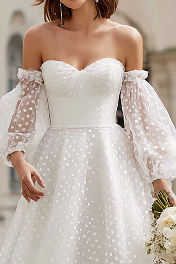 Tulle ivoire Une ligne à épaules dénudées Robe de mariée longueur thé